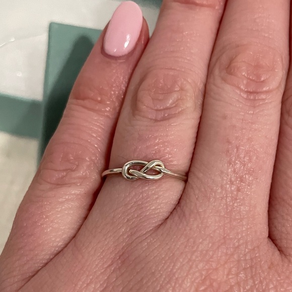 ✨Host Pick✨ Dainty minimalist sterling silver hammered knot ring Size 6.5 - Picture 1 of 5